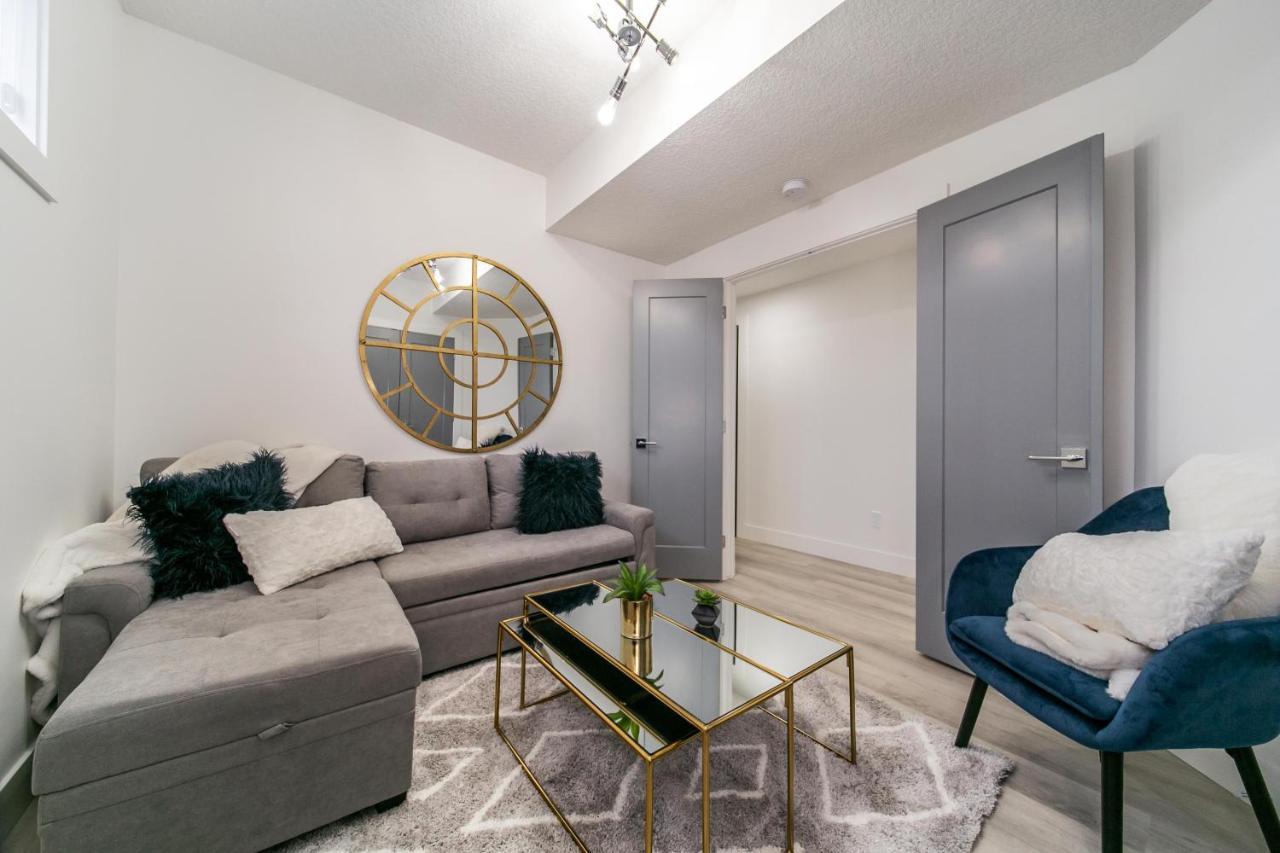 Bright Modern Home - King Bed - Free Parking - Fireplace - Fast Wi-Fi - Free Netflix Edmonton Eksteriør bilde
