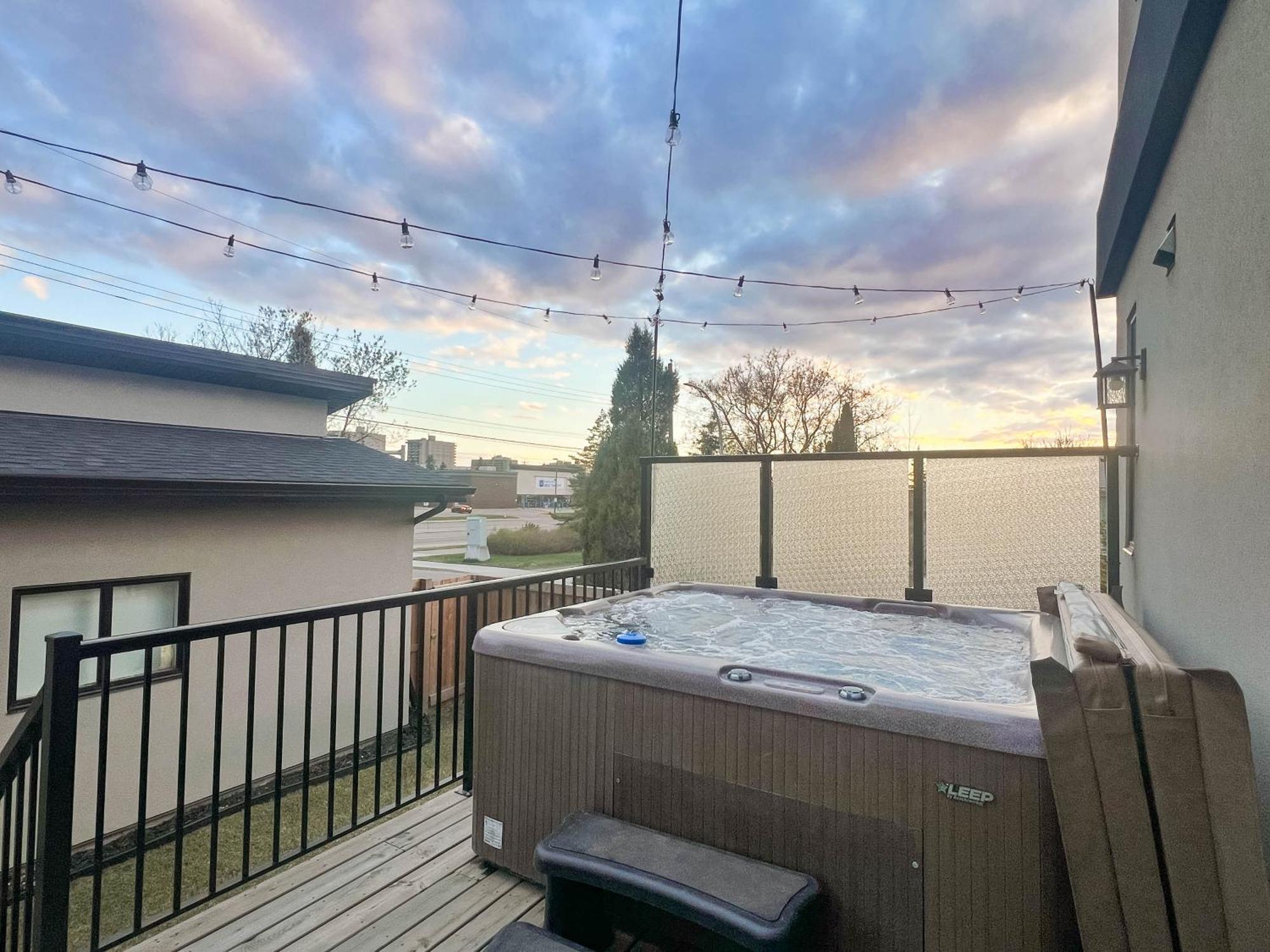 Bright Modern Home - King Bed - Free Parking - Fireplace - Fast Wi-Fi - Free Netflix Edmonton Eksteriør bilde